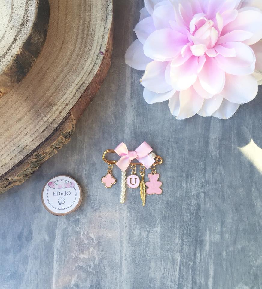 Broche Cadeau de naissance porte bonheur, broche personnalisée avec le prénom de bébé