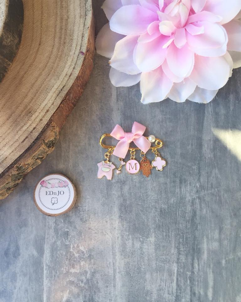 Broche Cadeau de naissance porte bonheur, broche personnalisée avec le prénom de bébé