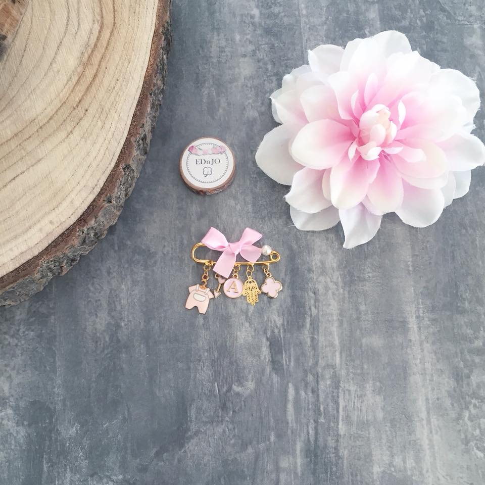 Broche Cadeau de naissance porte bonheur, broche personnalisée avec le prénom de bébé