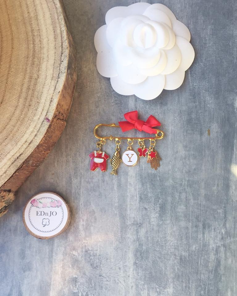 Broche Cadeau de naissance porte bonheur, broche personnalisée avec le prénom de bébé