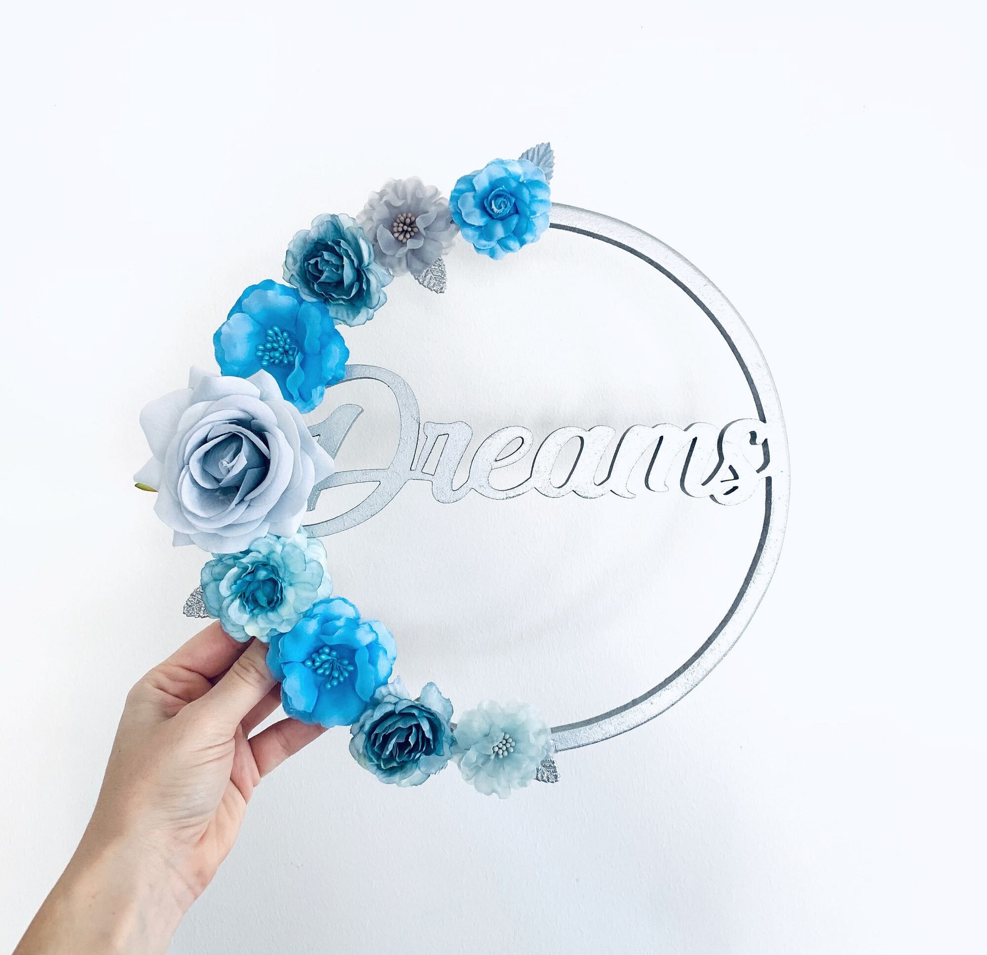 Couronne de fleurs AZUR Couronne de fleurs, cercle fleuri personnalisé,prénom en bois, fait main en france, prenom en bois
